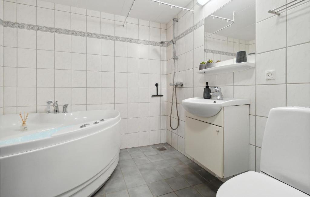 Koupelna v ubytování 1 Bedroom Awesome Apartment In Allinge