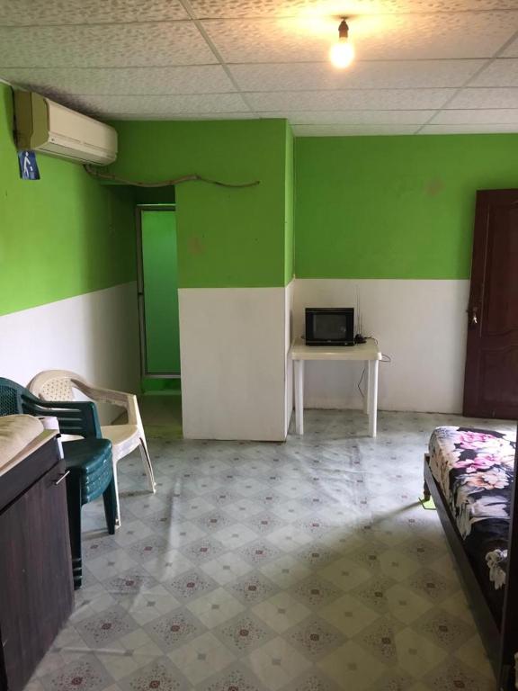 TV a/nebo společenská místnost v ubytování Hostal Camping Beach