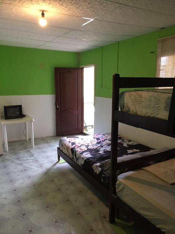 Postel nebo postele na pokoji v ubytování Hostal Camping Beach