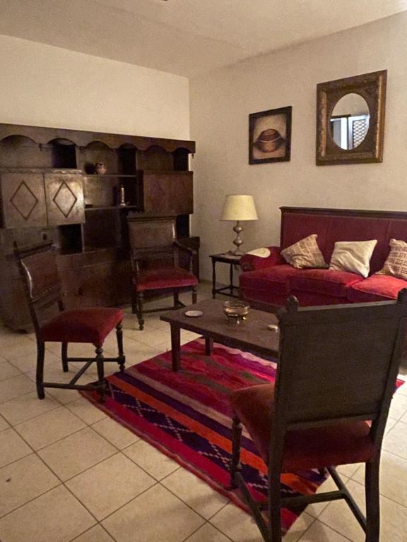 Sala de estar con cama y mesa en Casa Céntrica totalmente equipada !!! en Santiago del Estero