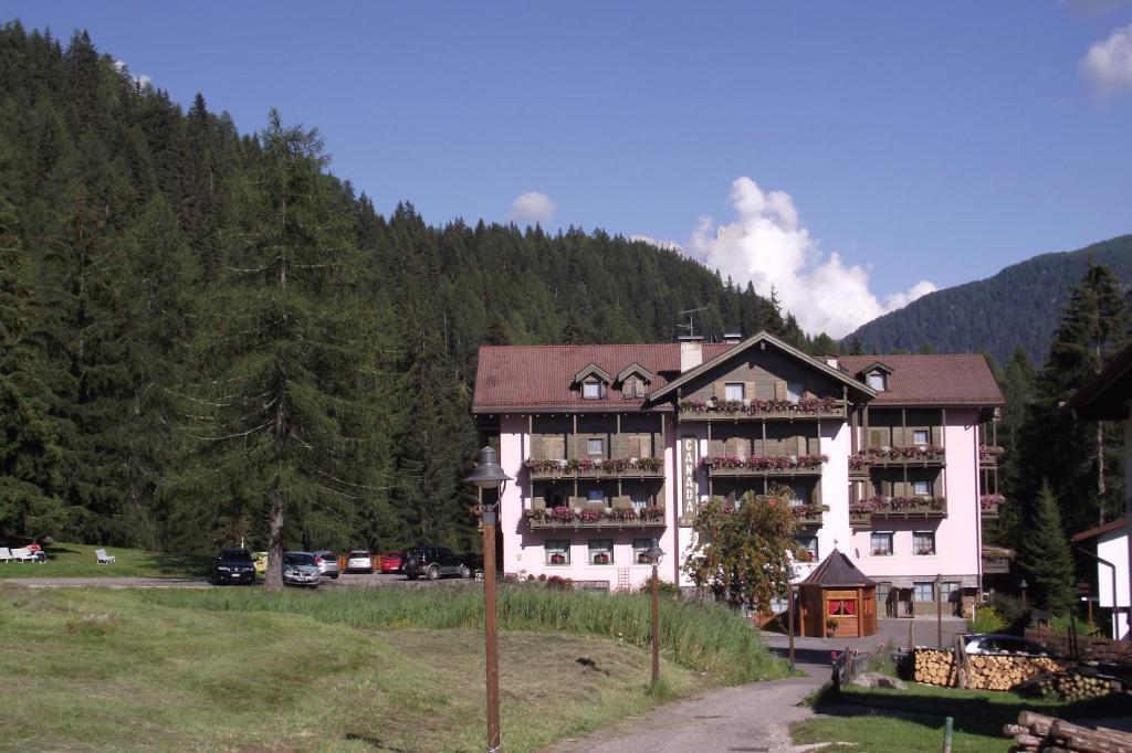Nespecifikovaný výhled na hory nebo výhled na hory při pohledu z hotelu