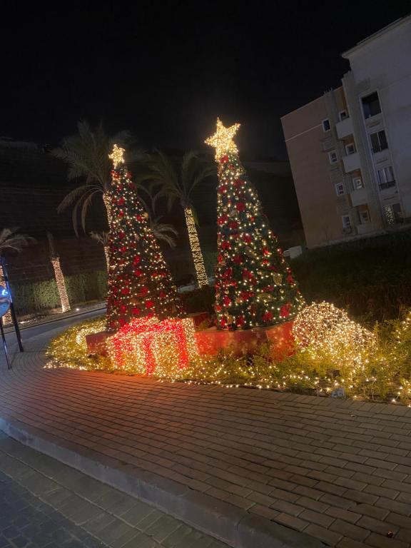 Φωτογραφία από το άλμπουμ του Ultra Luxury 3BR with Pools ,Sports ,Dining in Gated compound, Close to all sites στο Κάιρο