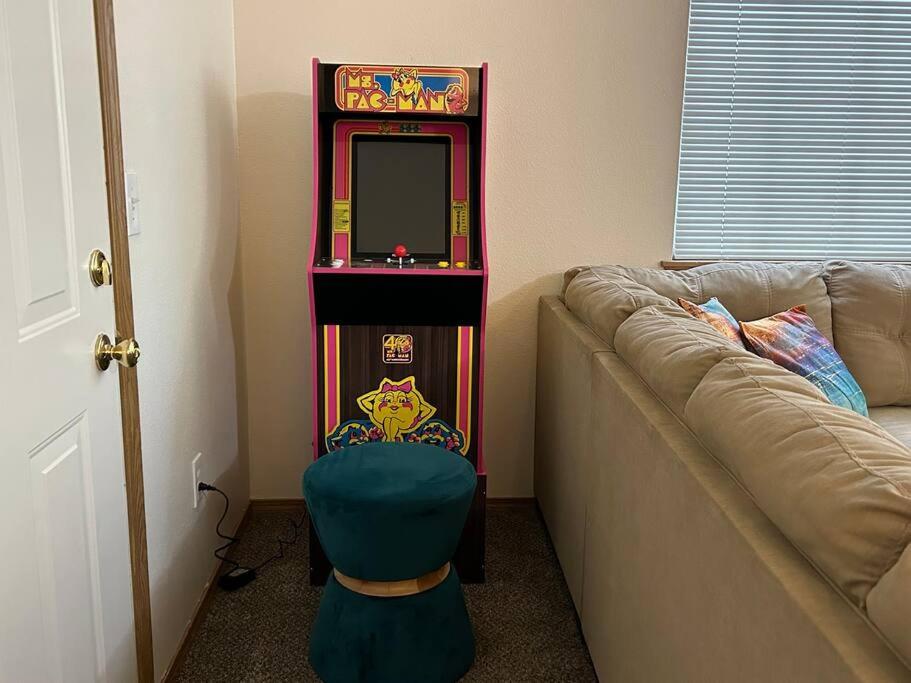 eine Videospielmaschine in einem Wohnzimmer mit einem Sofa in der Unterkunft Clyde's Crib: Cozy Ms. Pac-Man in Boise
