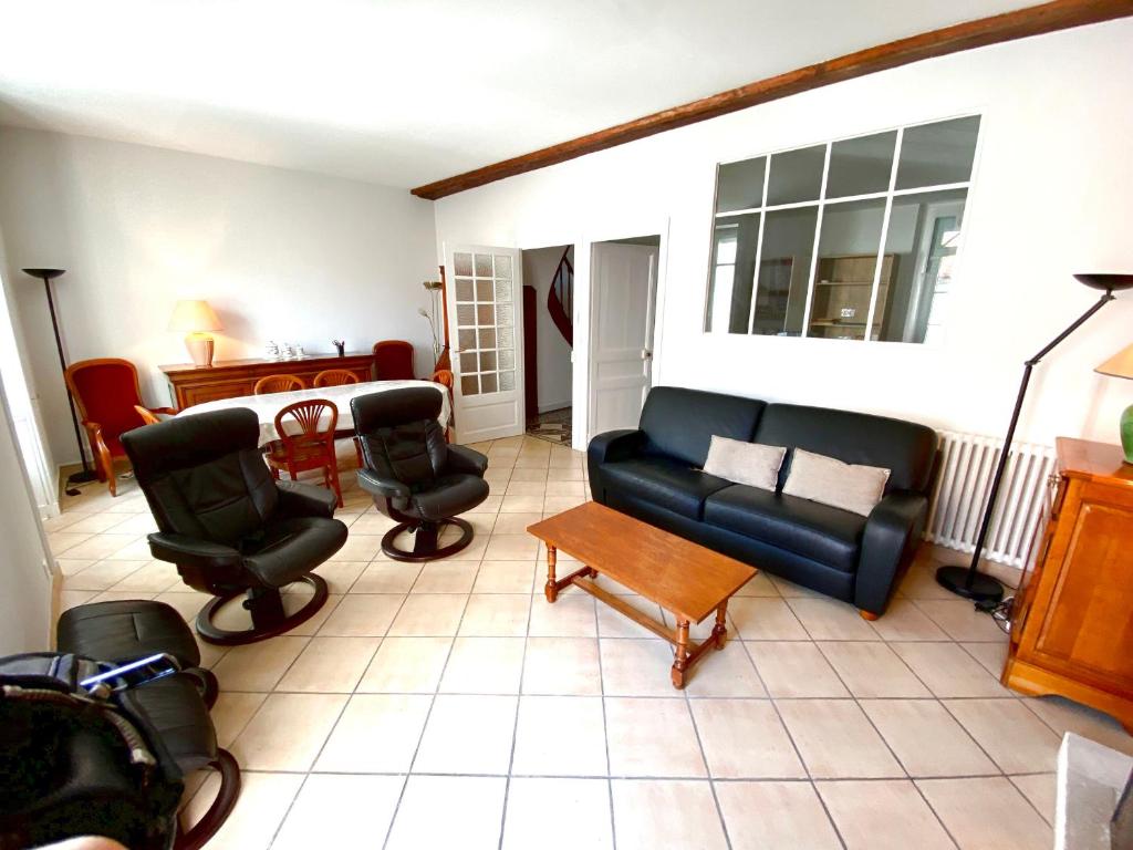 un salon avec un canapé, des chaises et une table dans l'établissement Spacieux Pavillon T5 avec Cour Privée et WiFi, à 150m de la Grande Plage aux Sables d'Olonne - FR-1-92-922, à Les Sables-dʼOlonne