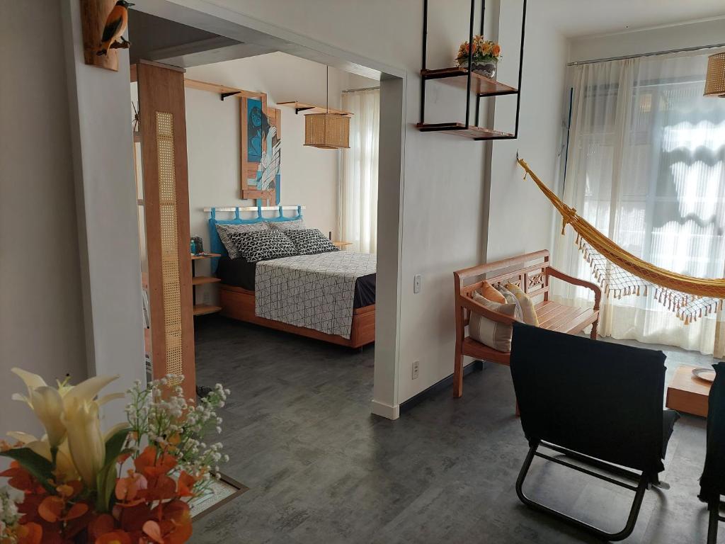 1 dormitorio con 1 cama, 1 mesa y 1 silla en URCA 303 Rio BR, en Río de Janeiro
