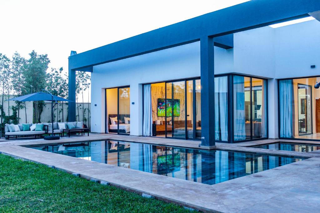 una casa con piscina en el patio en Where Luxury Meets Marrakech villa & private Pool, en Marrakech