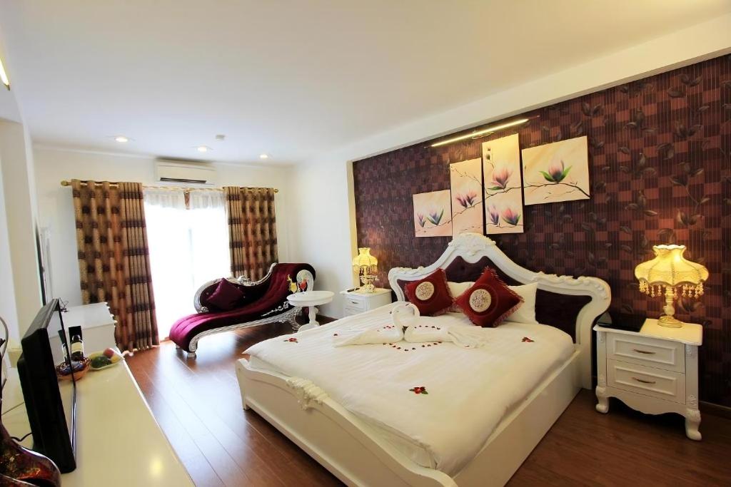 Hanoi Inner Hotel tesisinde bir odada yatak veya yataklar