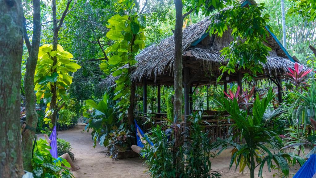 une cabane en bambou au milieu d'une forêt dans l'établissement Khmer Village Homestay, 