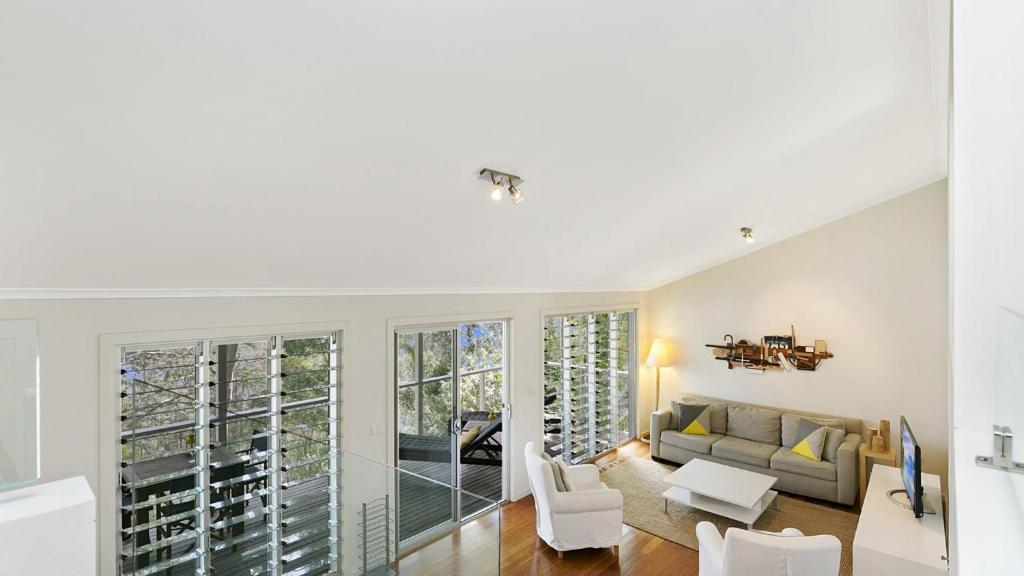 un salon avec un canapé et une table dans l'établissement 'Belvidere Cottage' by HolidayCo, à Pretty Beach