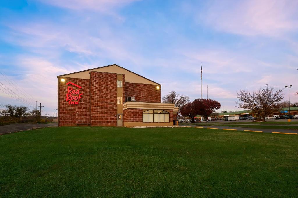 un edificio con un cartello di stop sul lato di Red Roof Inn Martinsburg a Martinsburg