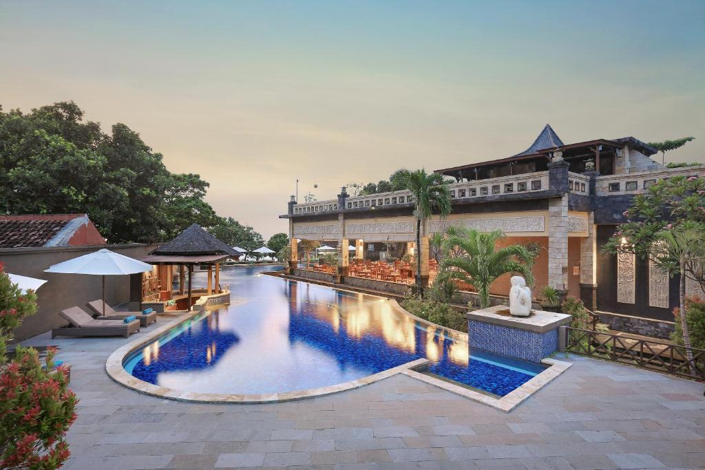 een zwembad voor een gebouw bij Pelangi Bali Hotel & Spa in Seminyak