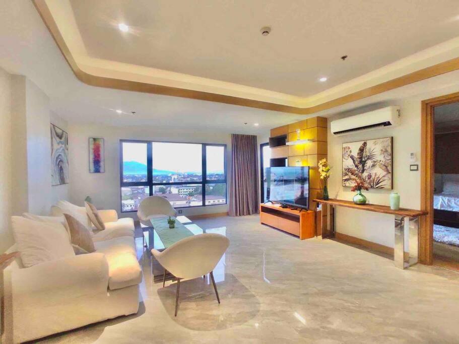 安吉利斯High Class 1BR at One Euphoria的带沙发和电视的客厅
