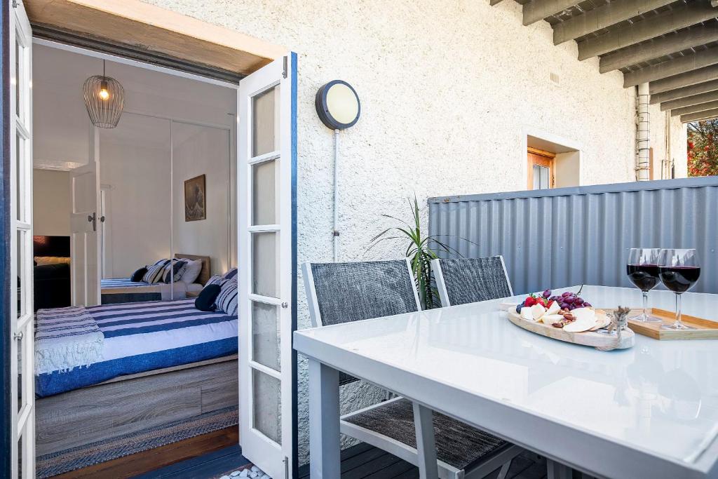 Postel nebo postele na pokoji v ubytování Seaview No 6 Henley Beach Wifi