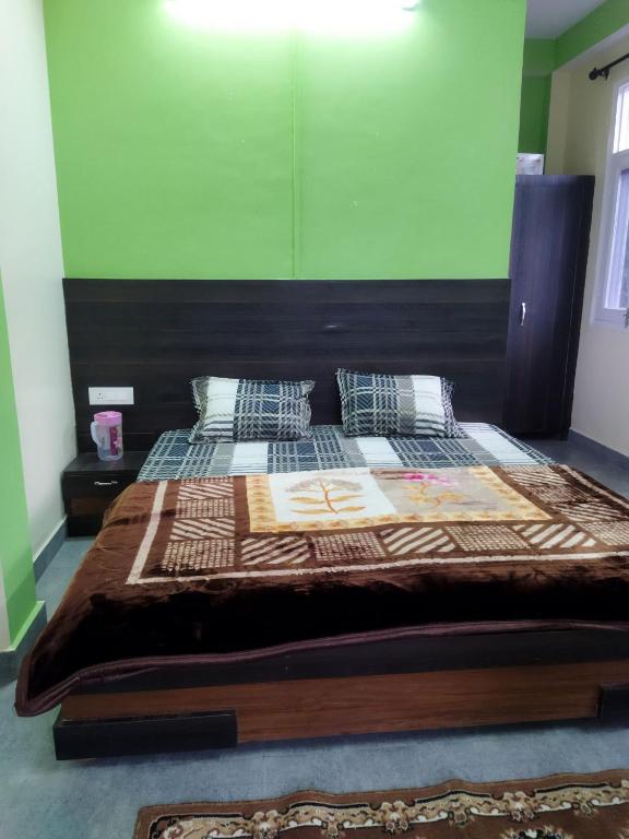 Postel nebo postele na pokoji v ubytování Tree Valley Homestay Chail
