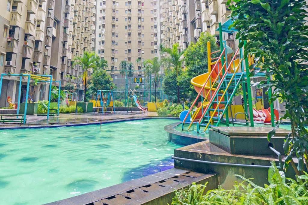 una piscina de agua con un parque infantil en una ciudad en OYO 93456 Apartemen Gateway Cicadas By Inpro Ii en Bandung