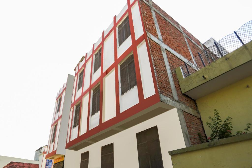 een gebouw met een rode en witte gevel bij SPOT ON Sukanya Guest House in Kakarmatha
