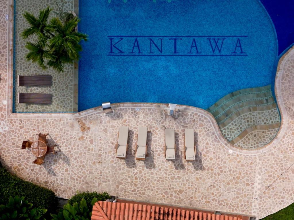 una vista aérea de un complejo con piscina en Kantawa Hotel & Spa - Solo Adultos en Calabazo