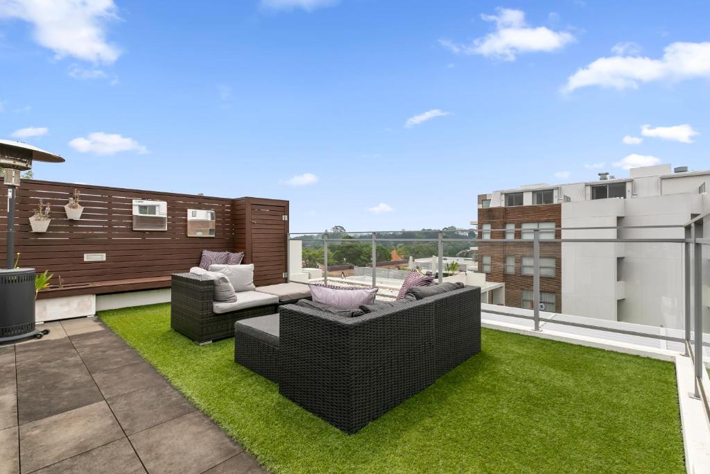 patio z meblami i trawą na balkonie w obiekcie 1 Bedroom with Rooftop Terrace-Alice72 Self Catering w mieście Sydney