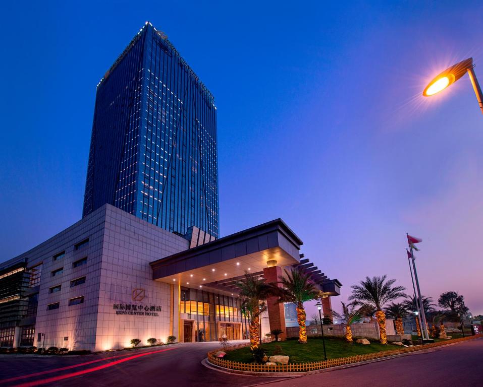 un edificio alto con una calle frente a un edificio en Expo Center Hotel, en Yiwu