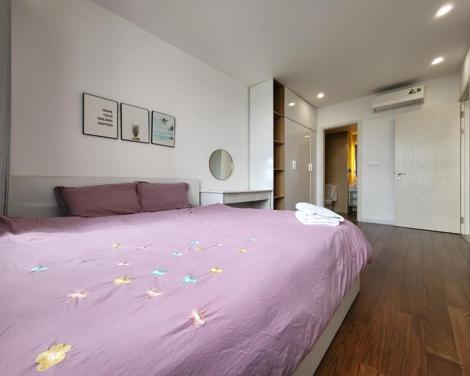 ein Schlafzimmer mit einem rosa Bett mit Sternen darauf in der Unterkunft 2 BR Vinhomes Dcapitale next to Charmvit Tower in Hanoi
