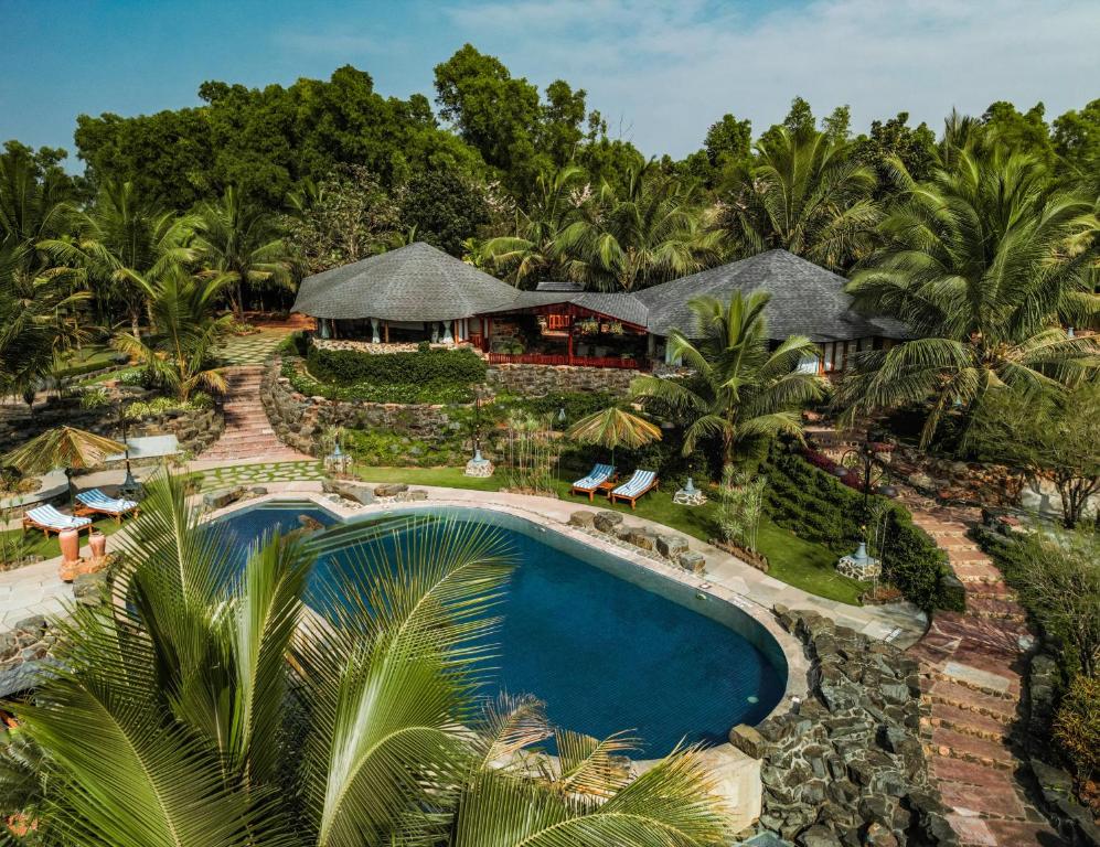 una vista aérea de un complejo con piscina en ama Stays & Trails Eden Farms Emerald , Goa, en Goa