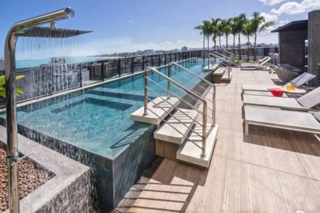 ein Schwimmbad auf dem Dach eines Gebäudes in der Unterkunft O melhor de Maceió, Edf Time, Ponta verde. in Maceió