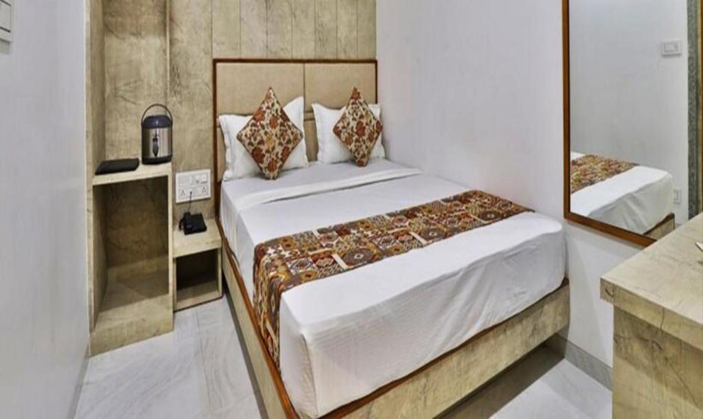 um quarto com uma cama grande num quarto em FabHotel Prime Legend em Surat
