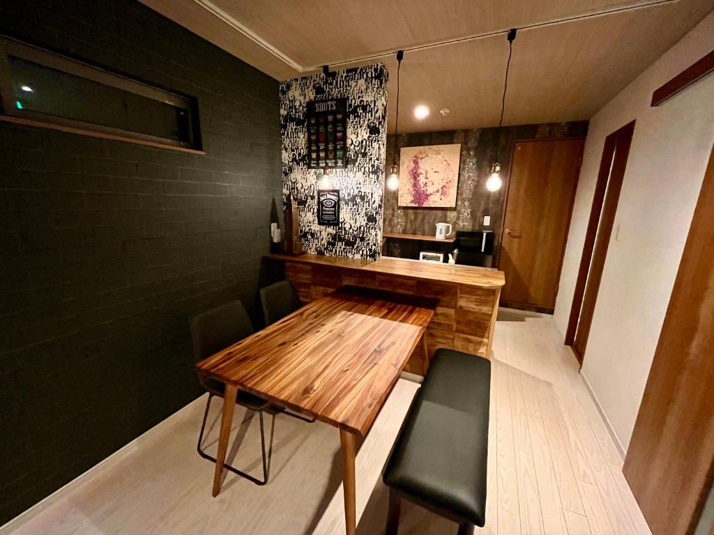 大阪市にある京セラドーム大正駅徒歩3分 観光に便利 CityMaisonDomeFrontの木製のテーブルと椅子が備わる小さな客室です。