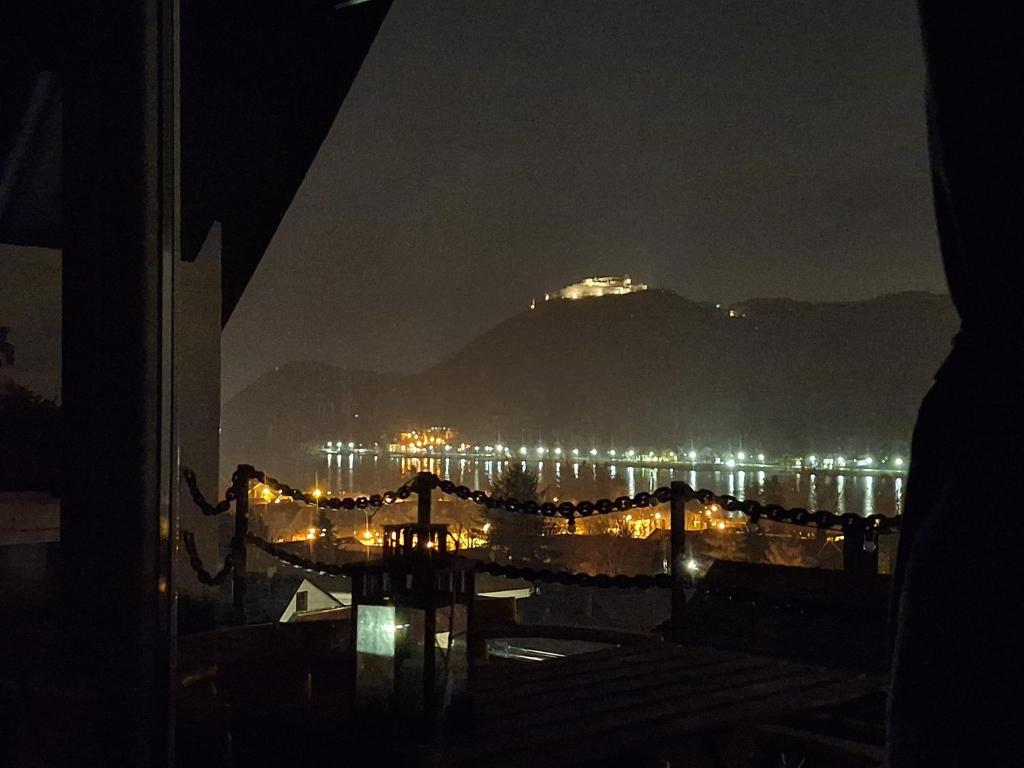 uitzicht op een berg in de nacht met verlichting bij V4 Kilátóterasz Apartmanok Emelet in Nagymaros