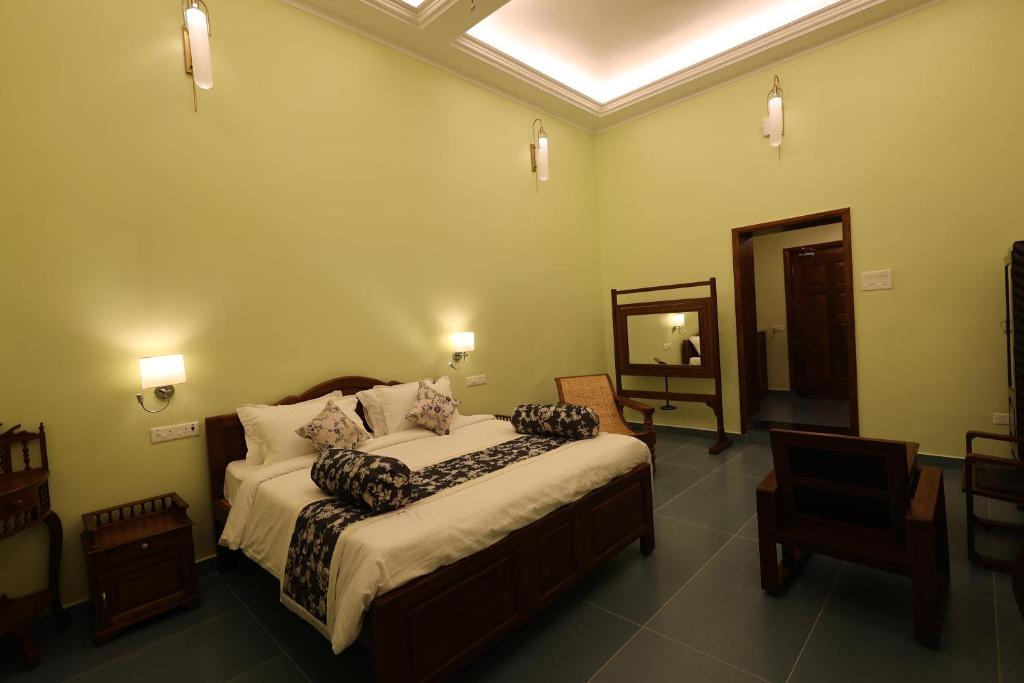 Postel nebo postele na pokoji v ubytování Le Colonial Suites