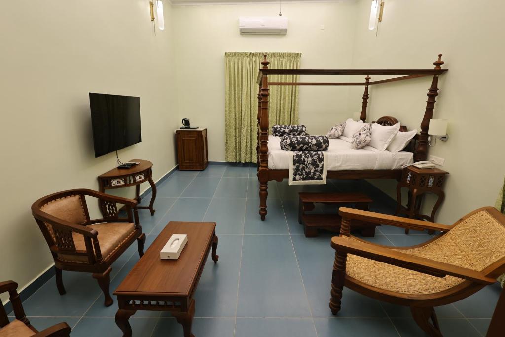TV a/nebo společenská místnost v ubytování Le Colonial Suites