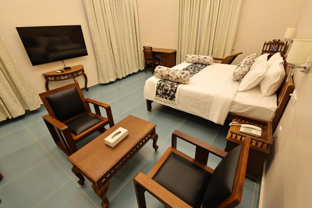 TV a/nebo společenská místnost v ubytování Le Colonial Suites