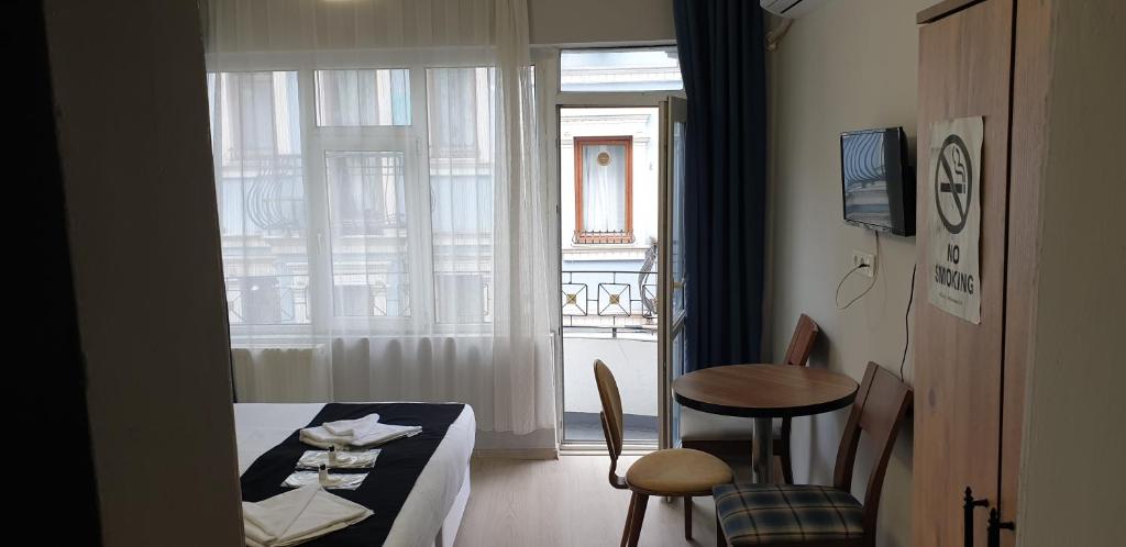 TV a/nebo společenská místnost v ubytování Taksim Millennium Suit Hotel