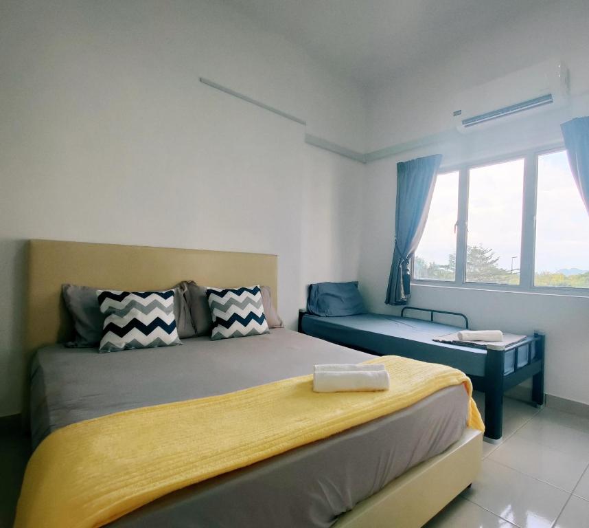 een slaapkamer met een groot bed en een raam bij Cozy Home Kampar (UTAR) 5bedrooms 10pax Free WiFi in Kampar