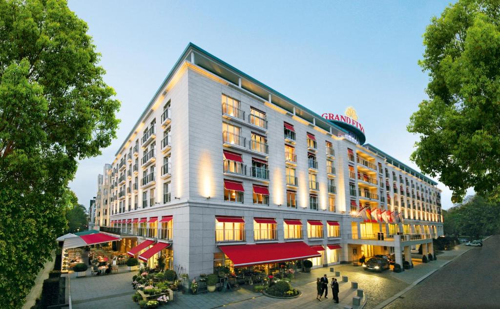 eine Darstellung eines Hotels mit Leuten, die davor laufen in der Unterkunft GRAND ELYSEE Hamburg in Hamburg