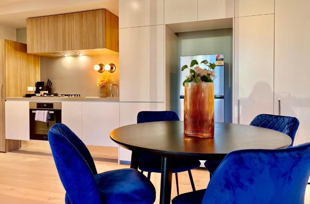 Kuchyň nebo kuchyňský kout v ubytování Highrise Best Location 2 Bedrooms & 2 Bathrooms