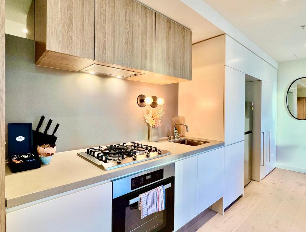 Kuchyň nebo kuchyňský kout v ubytování Highrise Best Location 2 Bedrooms & 2 Bathrooms
