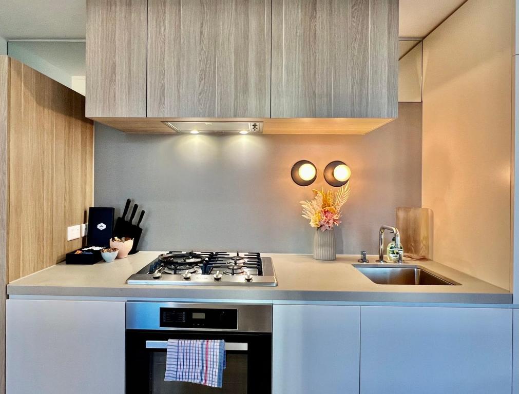 Kuchyň nebo kuchyňský kout v ubytování Highrise Best Location 2 Bedrooms & 2 Bathrooms