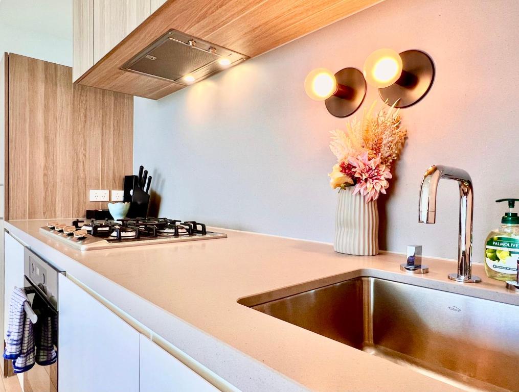 Kuchyň nebo kuchyňský kout v ubytování Highrise Best Location 2 Bedrooms & 2 Bathrooms
