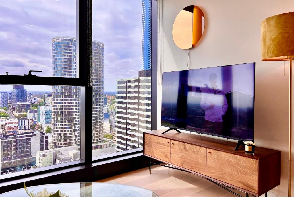 TV a/nebo společenská místnost v ubytování Highrise Best Location 2 Bedrooms & 2 Bathrooms