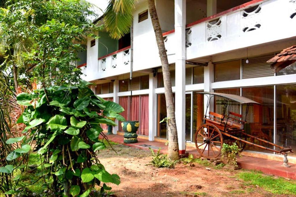 un edificio con un'auto parcheggiata di fronte di Hotel Nirmani a Anuradhapura