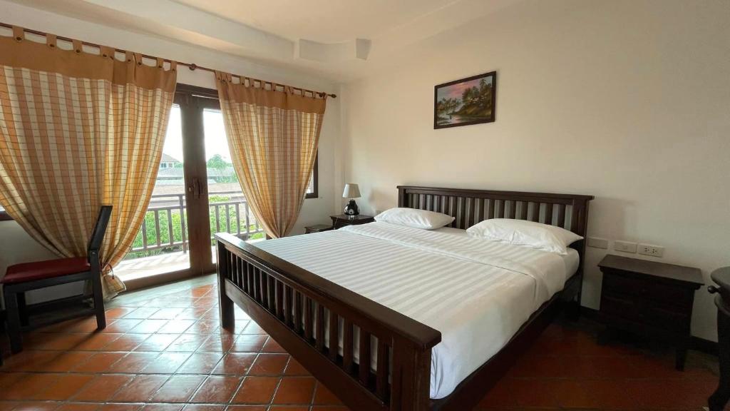 1 dormitorio con 1 cama grande y balcón en Suansukpattaya en Jomtien Beach
