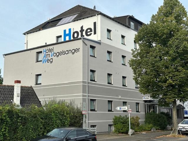デュッセルドルフにあるホテル アム フォーゲルザンガー ヴェフのホテルの正面に車を停めています