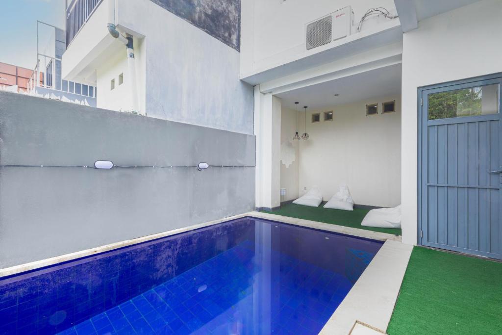 una casa con piscina al lado de un edificio en Sunrise Villa Sanur, en Sanur