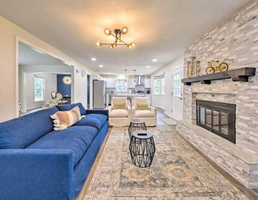 Updated Beautiful 4bd 4bth large home in Overland Park, Overland Park