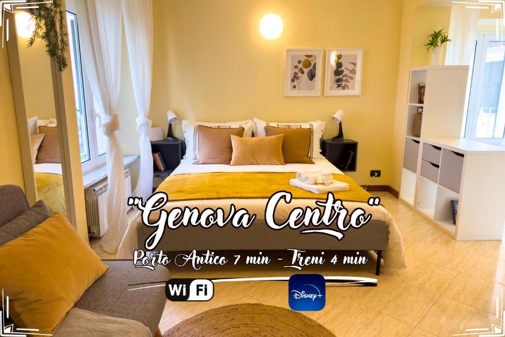ein Schlafzimmer mit einem Bett in einem Zimmer mit einem Sofa in der Unterkunft [Genoa Centre] Porto Antico 7min • Trains 4min in Genua