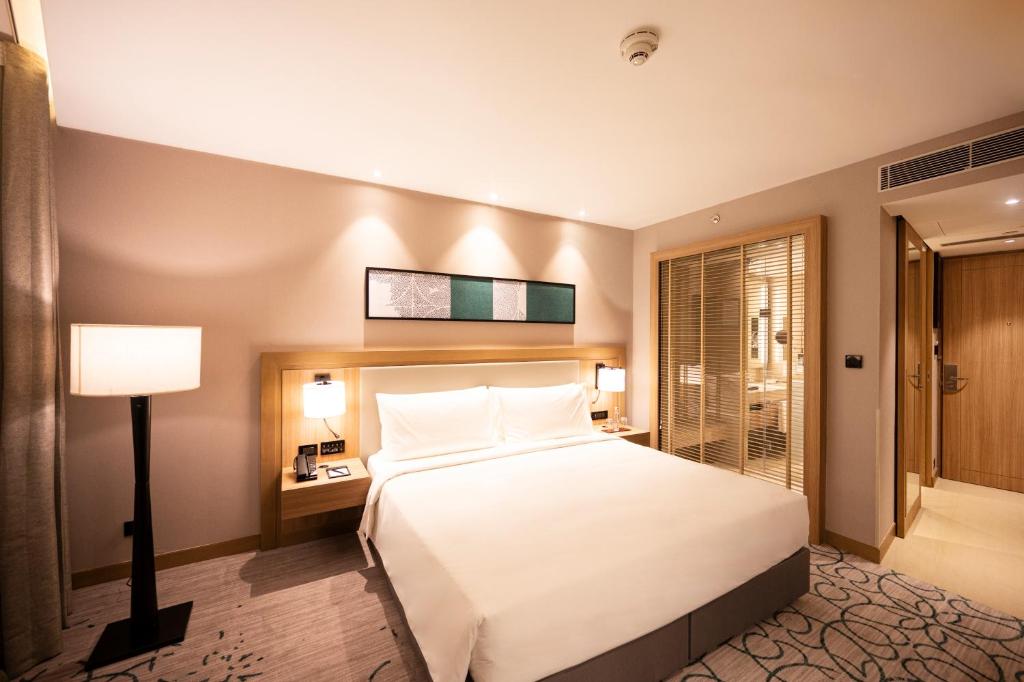 Postel nebo postele na pokoji v ubytování LYFE HOTEL