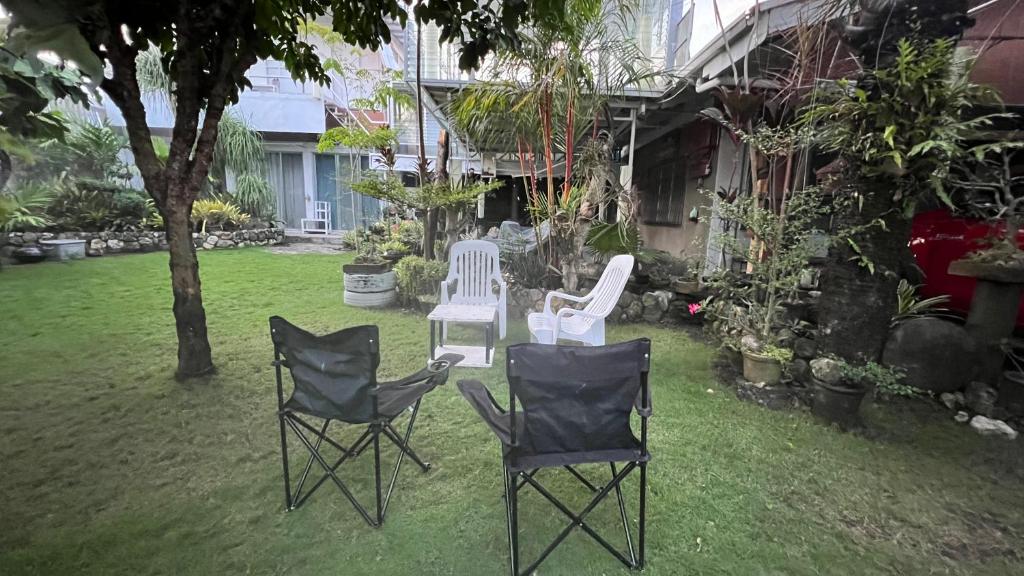 San CarlosにあるKingking and Gonggong’s Boardinghouseの庭に座る椅子