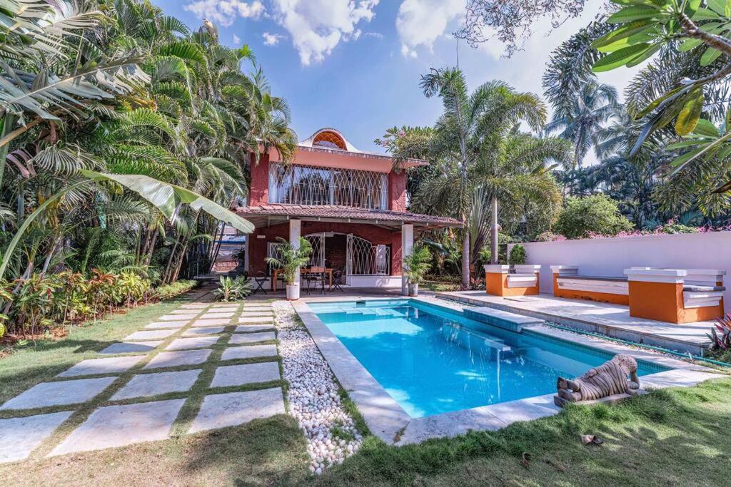 une maison avec une piscine en face d'une maison dans l'établissement Jade430@Candolim beach(3BHK Villa w Private Pool), à Candolim