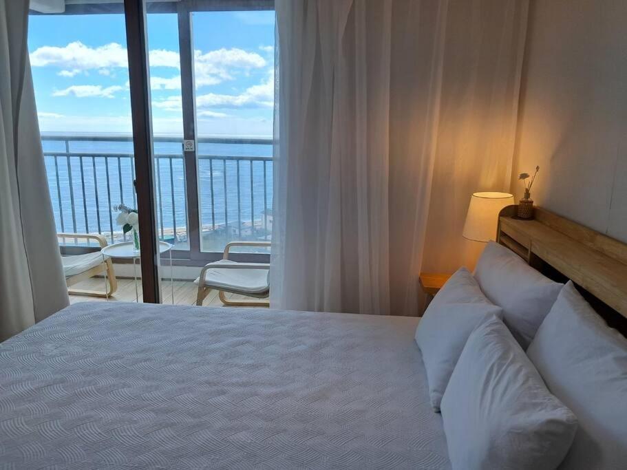 Postel nebo postele na pokoji v ubytování Goseong Ayajin Perfect oceanview holiday sunset house-2 rooms
